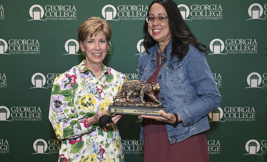 Dr. Suzanna Roman-Oliver receives the 2025 Excellence in Online Teaching Award